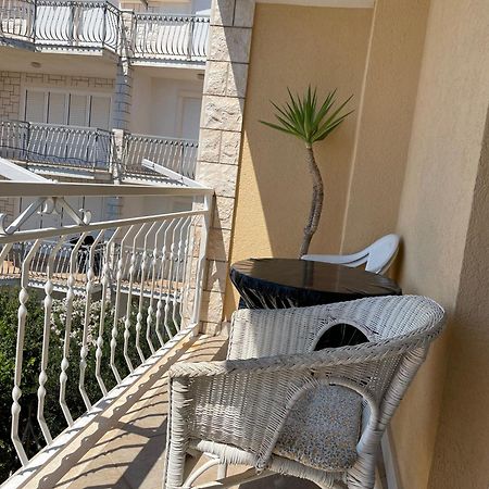Guest House Adria Dugi Rat Bagian luar foto