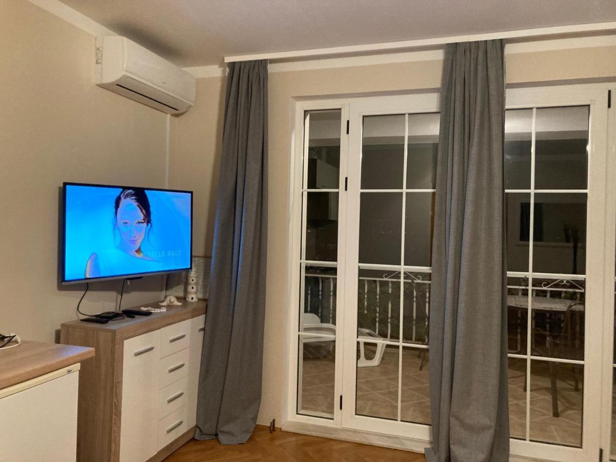Guest House Adria Dugi Rat Bagian luar foto
