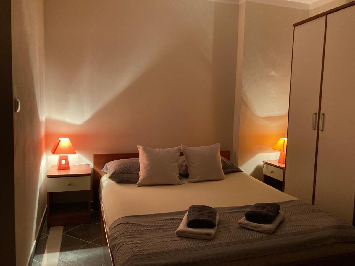 Guest House Adria Dugi Rat Bagian luar foto
