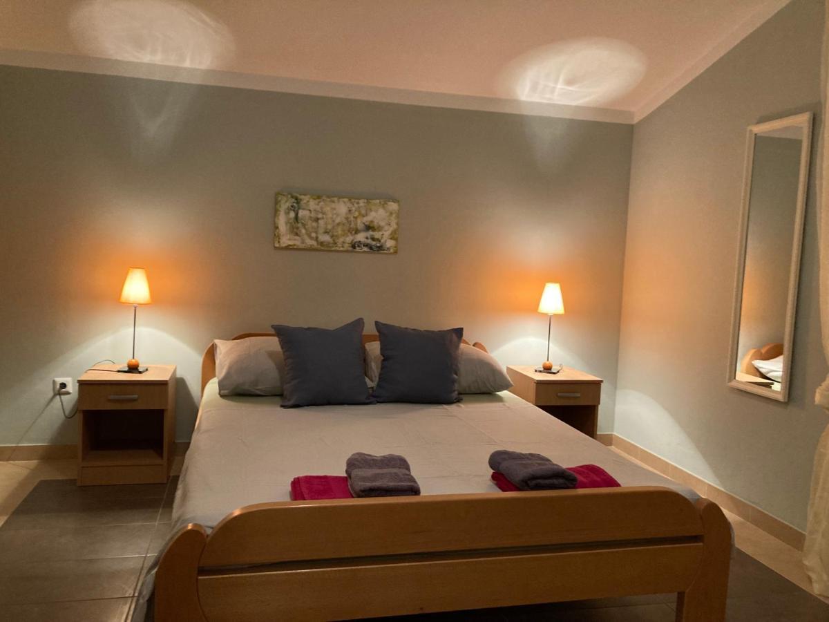 Guest House Adria Dugi Rat Bagian luar foto