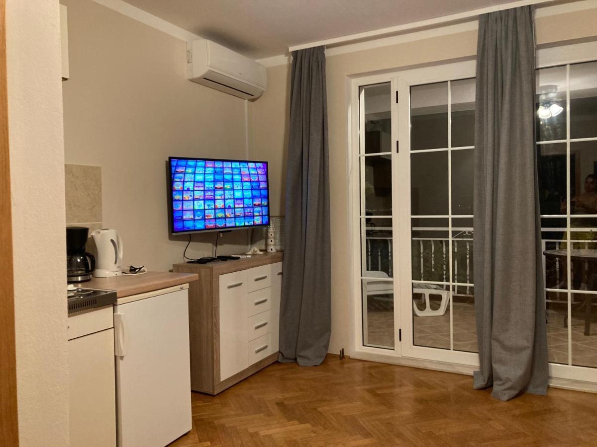 Guest House Adria Dugi Rat Bagian luar foto