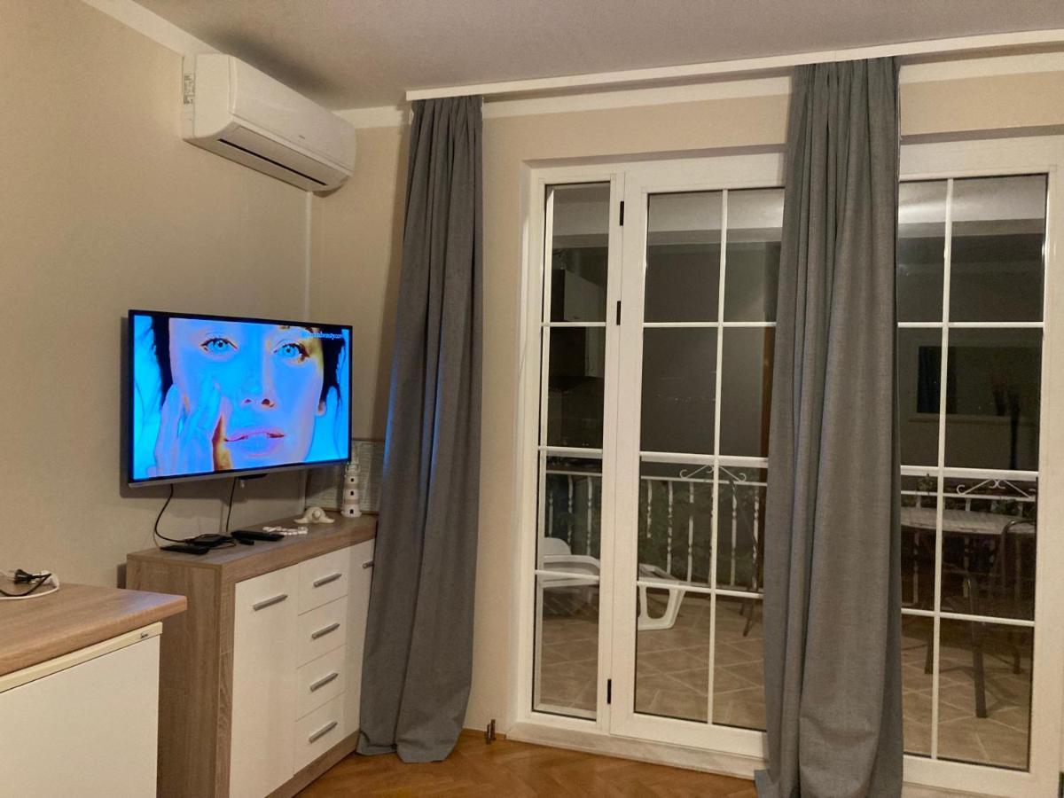 Guest House Adria Dugi Rat Bagian luar foto