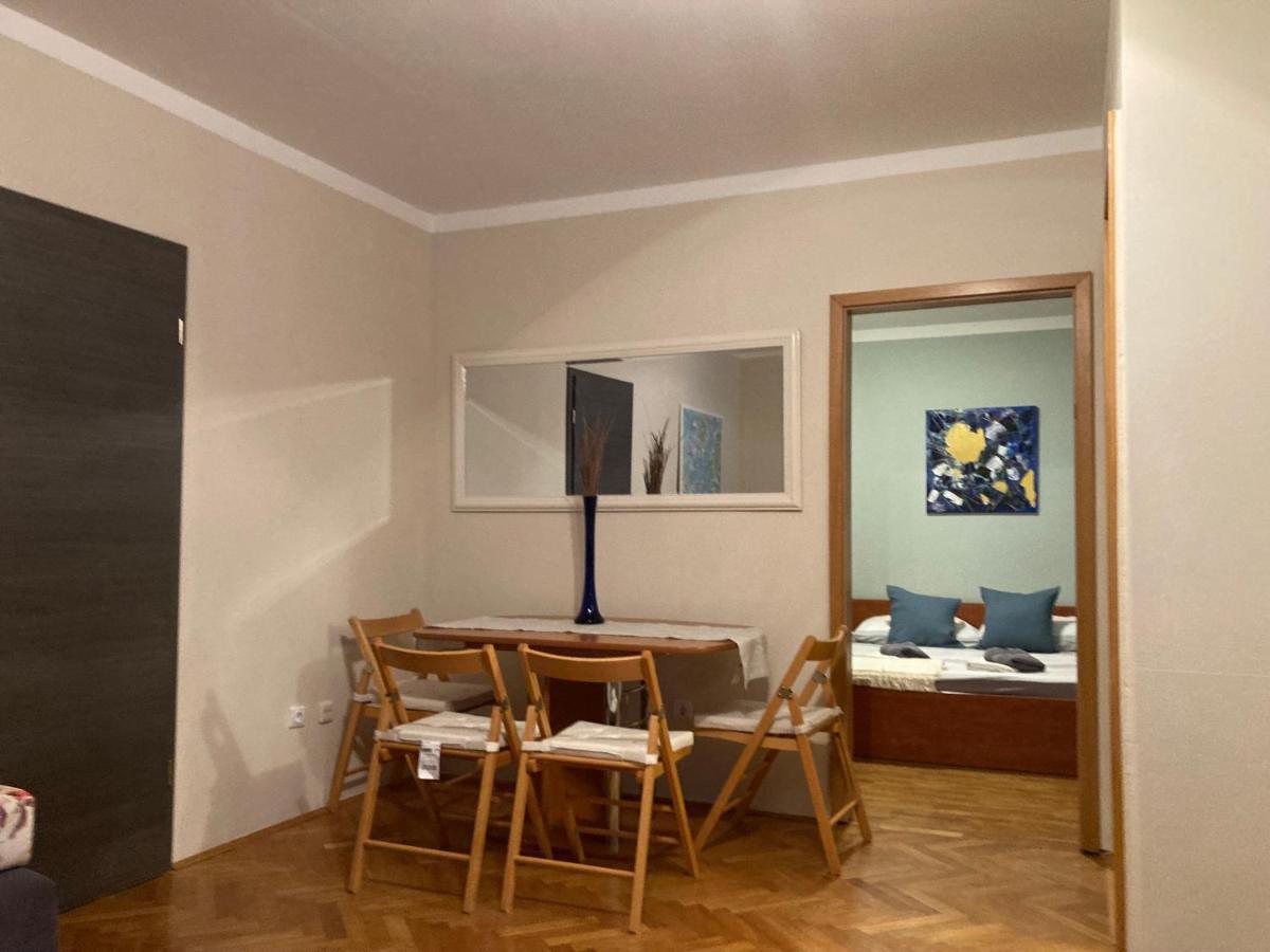 Guest House Adria Dugi Rat Bagian luar foto