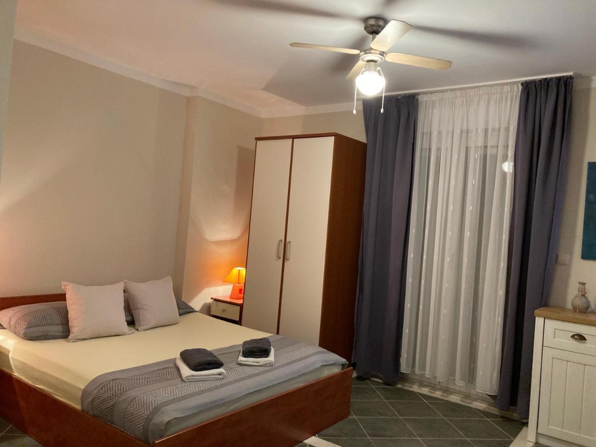 Guest House Adria Dugi Rat Bagian luar foto