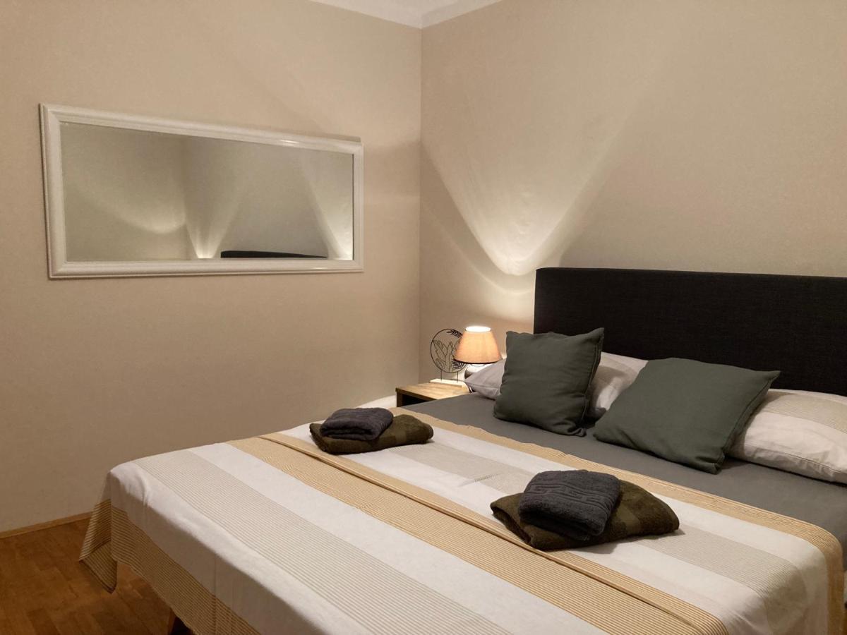 Guest House Adria Dugi Rat Bagian luar foto