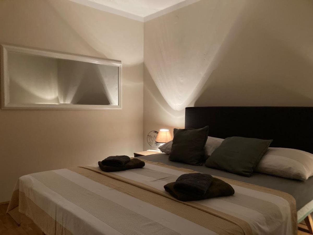Guest House Adria Dugi Rat Bagian luar foto