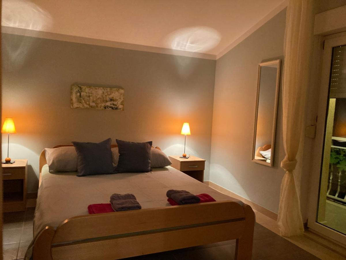 Guest House Adria Dugi Rat Bagian luar foto