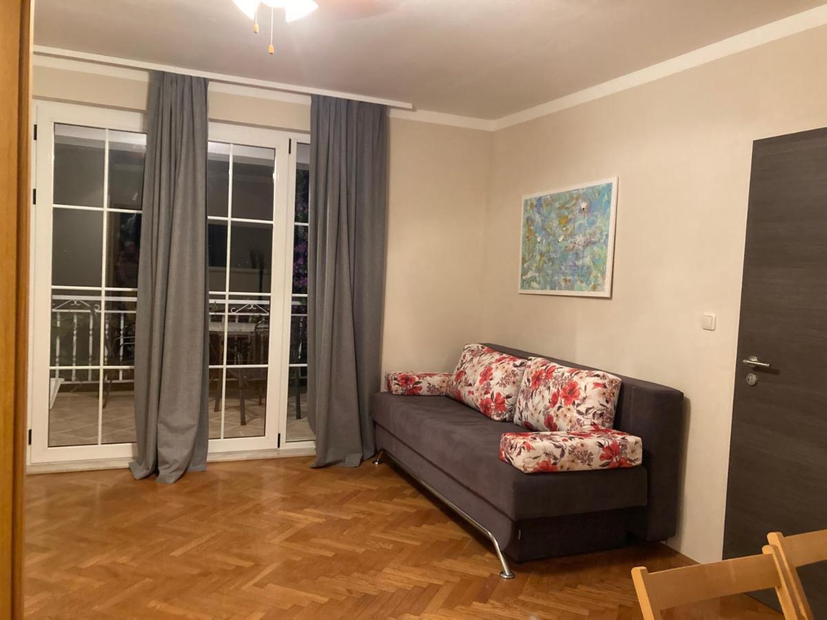 Guest House Adria Dugi Rat Bagian luar foto