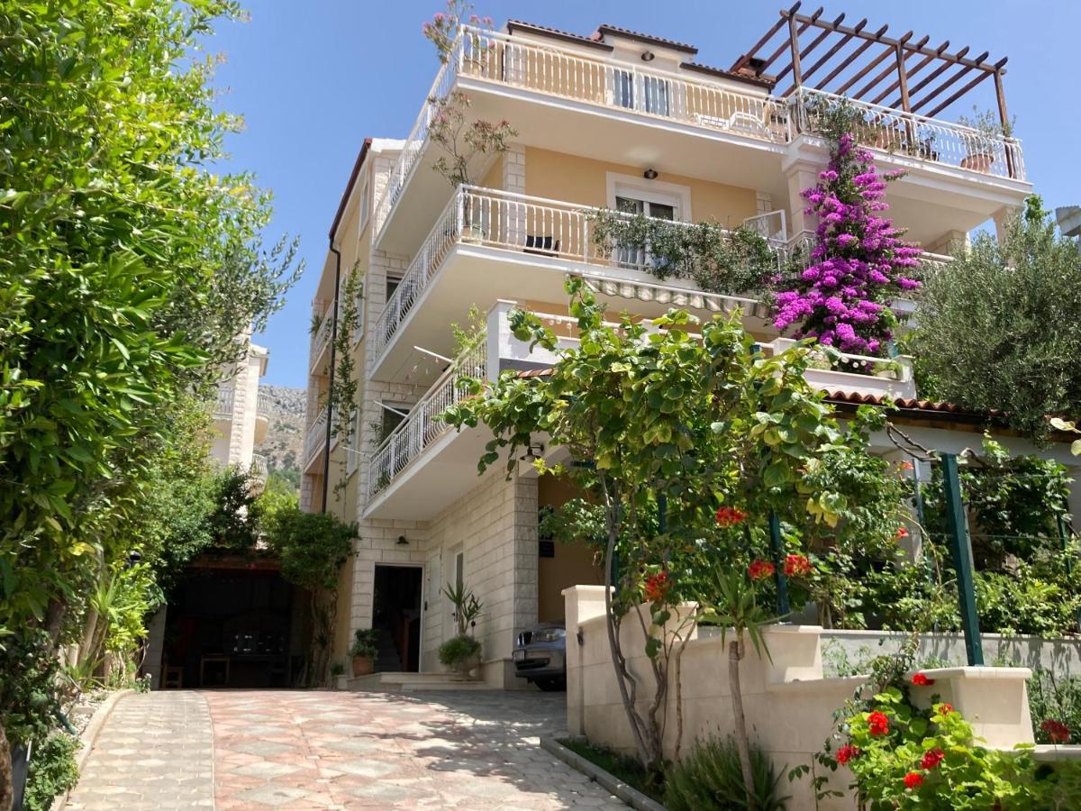 Guest House Adria Dugi Rat Bagian luar foto