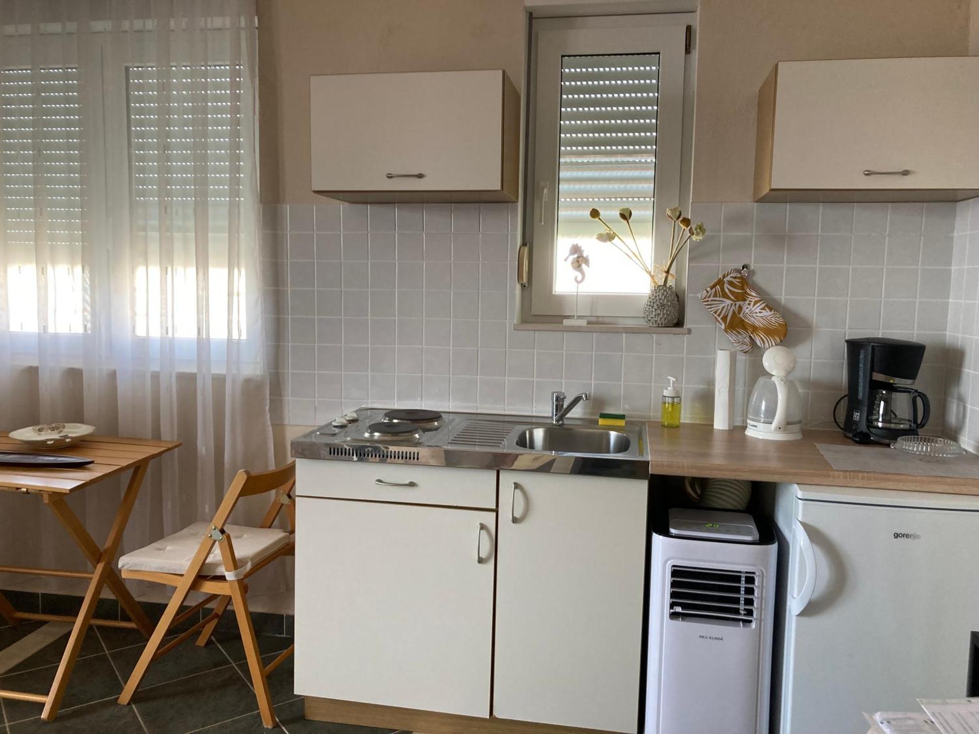 Guest House Adria Dugi Rat Bagian luar foto