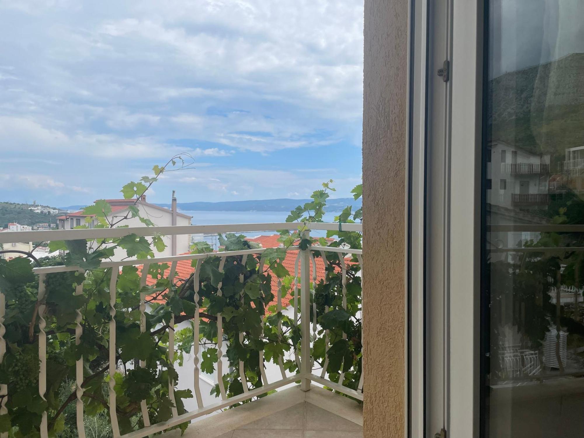 Guest House Adria Dugi Rat Bagian luar foto