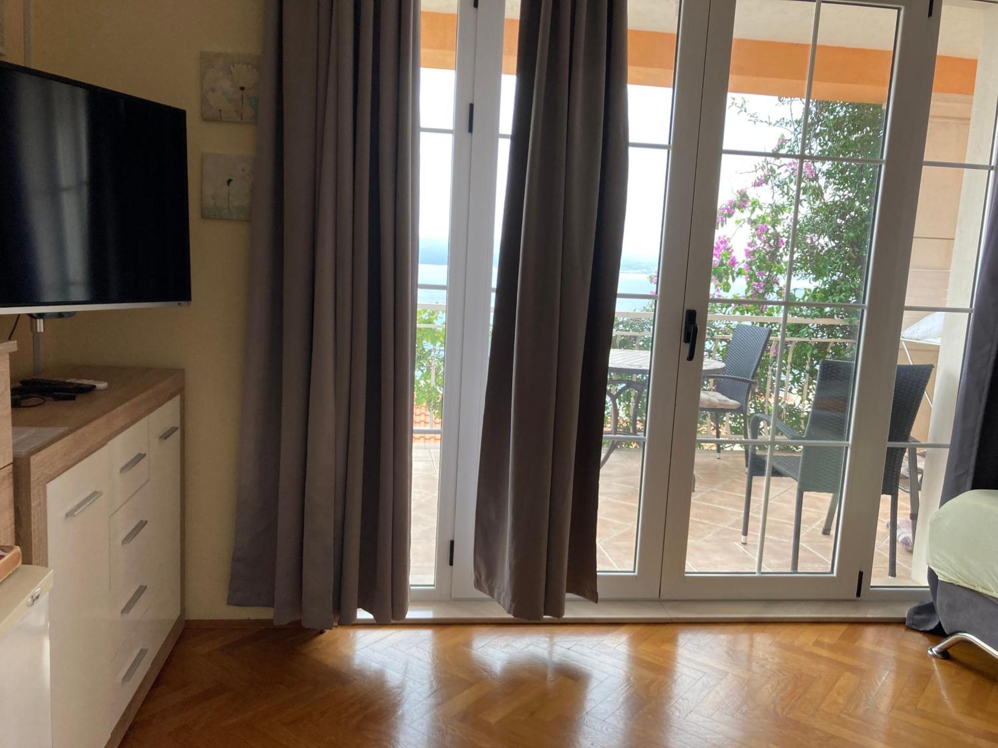 Guest House Adria Dugi Rat Bagian luar foto