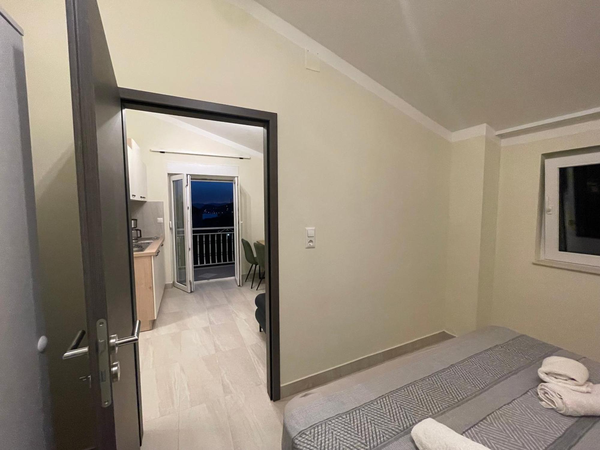 Guest House Adria Dugi Rat Bagian luar foto