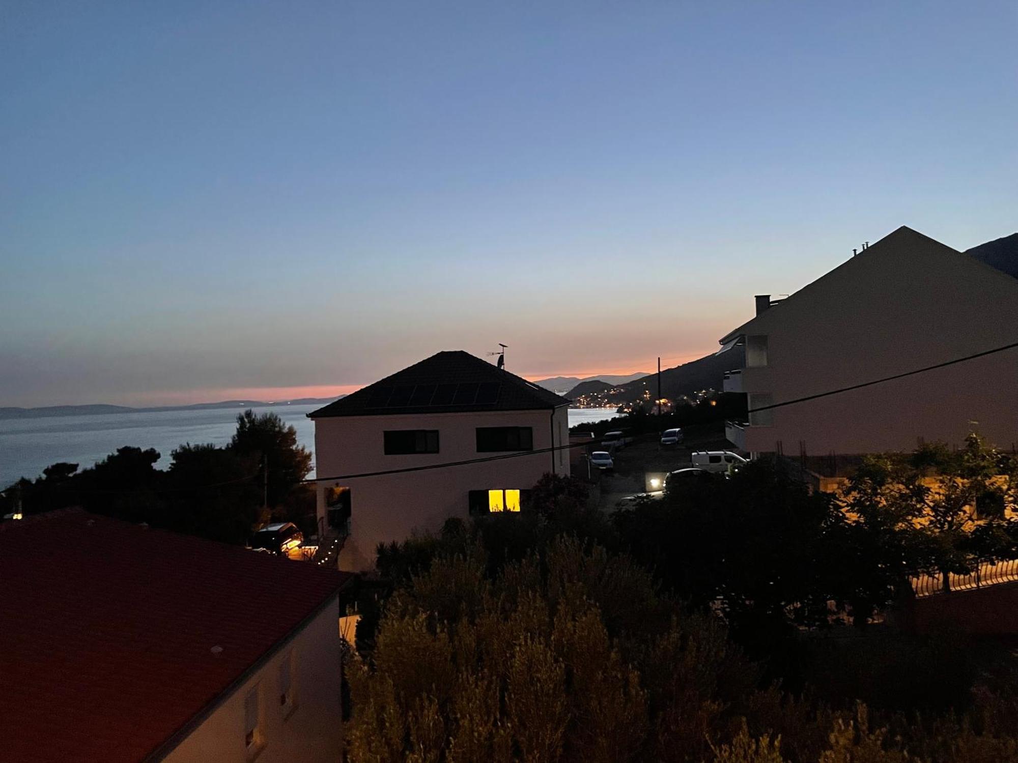 Guest House Adria Dugi Rat Bagian luar foto
