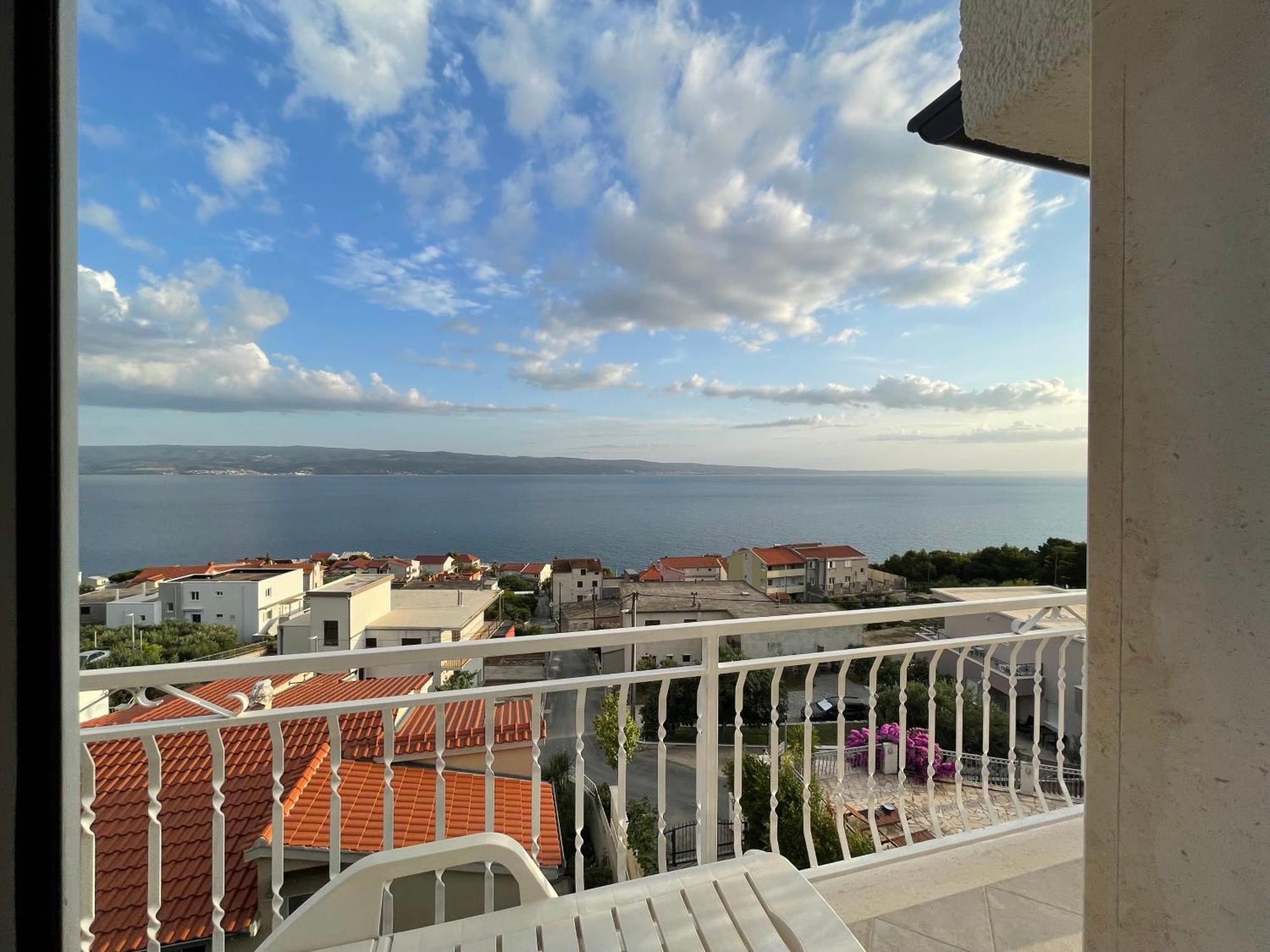 Guest House Adria Dugi Rat Bagian luar foto