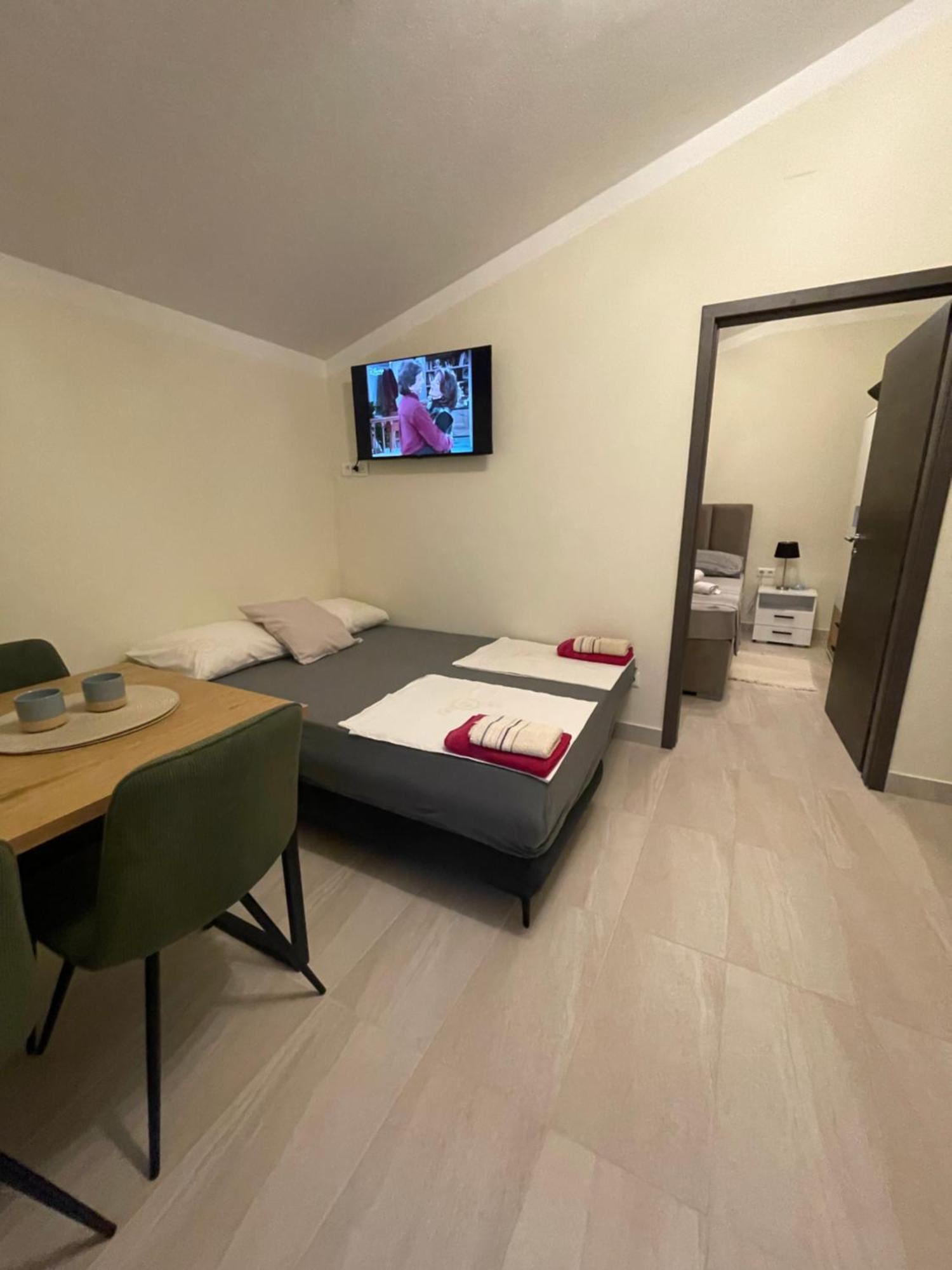 Guest House Adria Dugi Rat Bagian luar foto