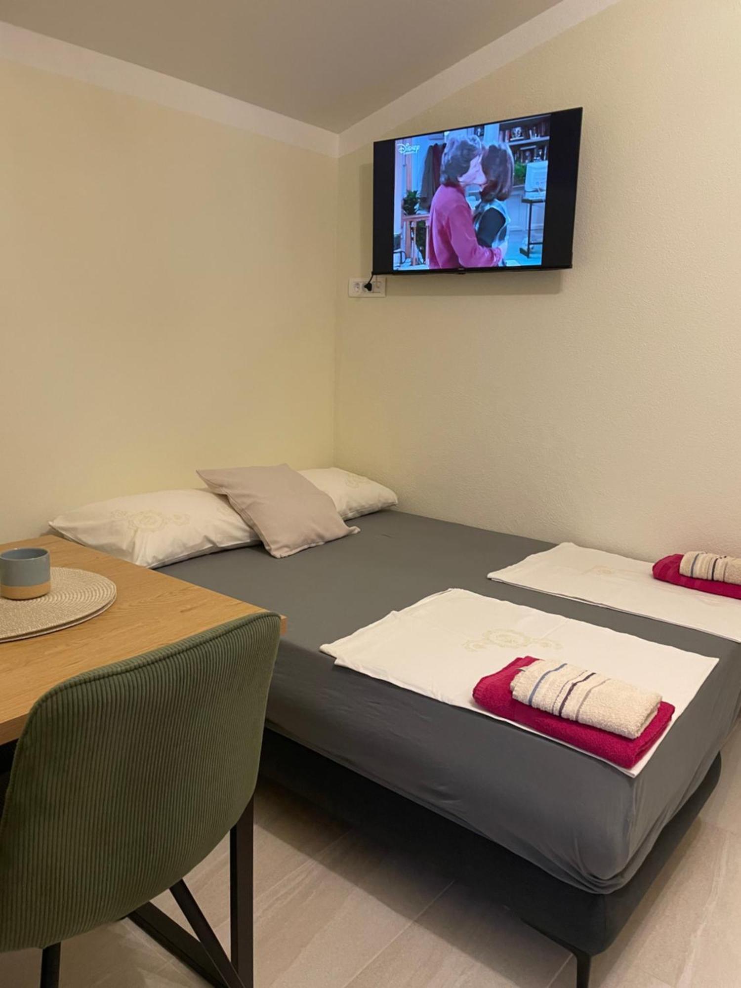 Guest House Adria Dugi Rat Bagian luar foto
