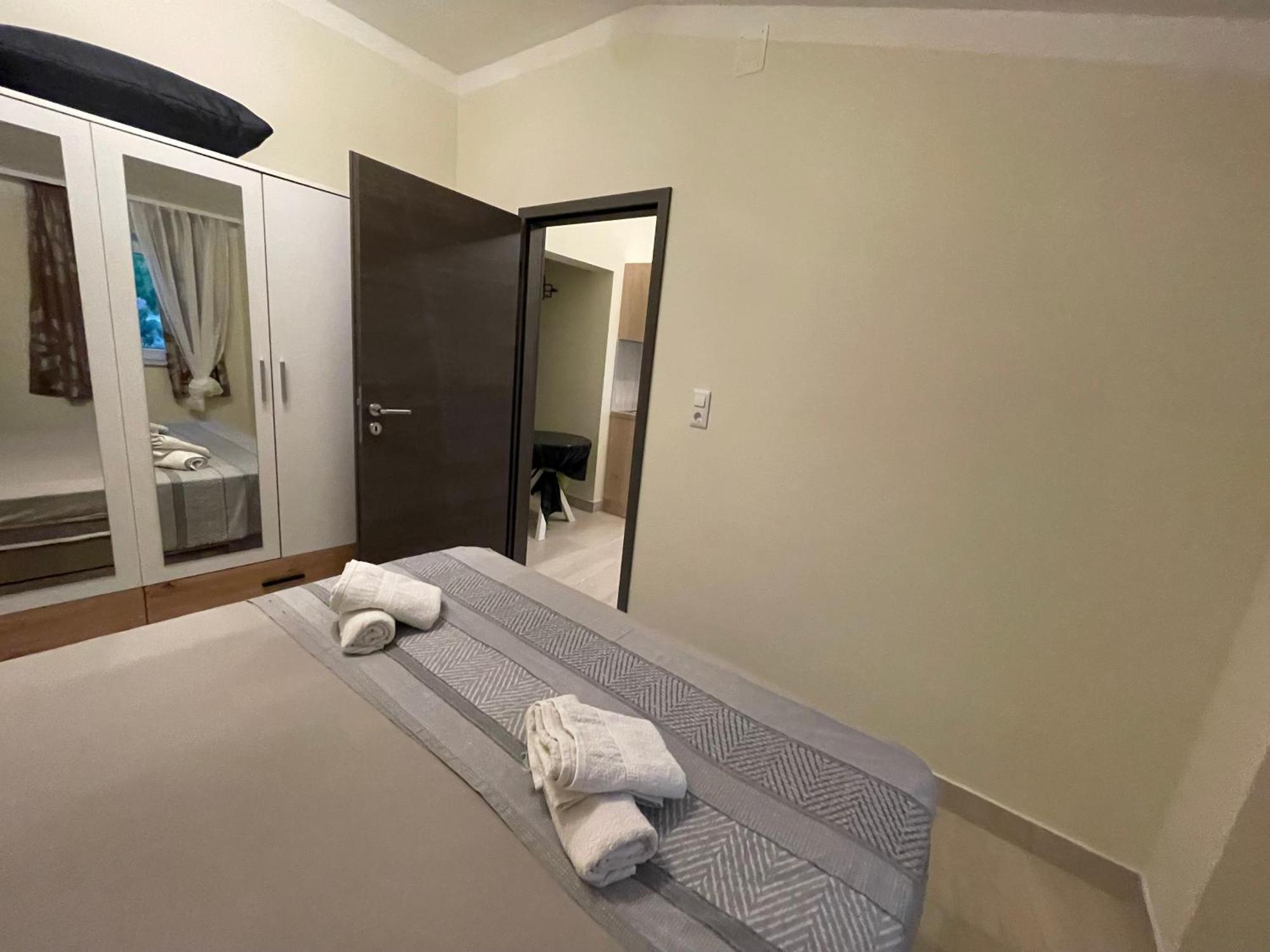 Guest House Adria Dugi Rat Bagian luar foto