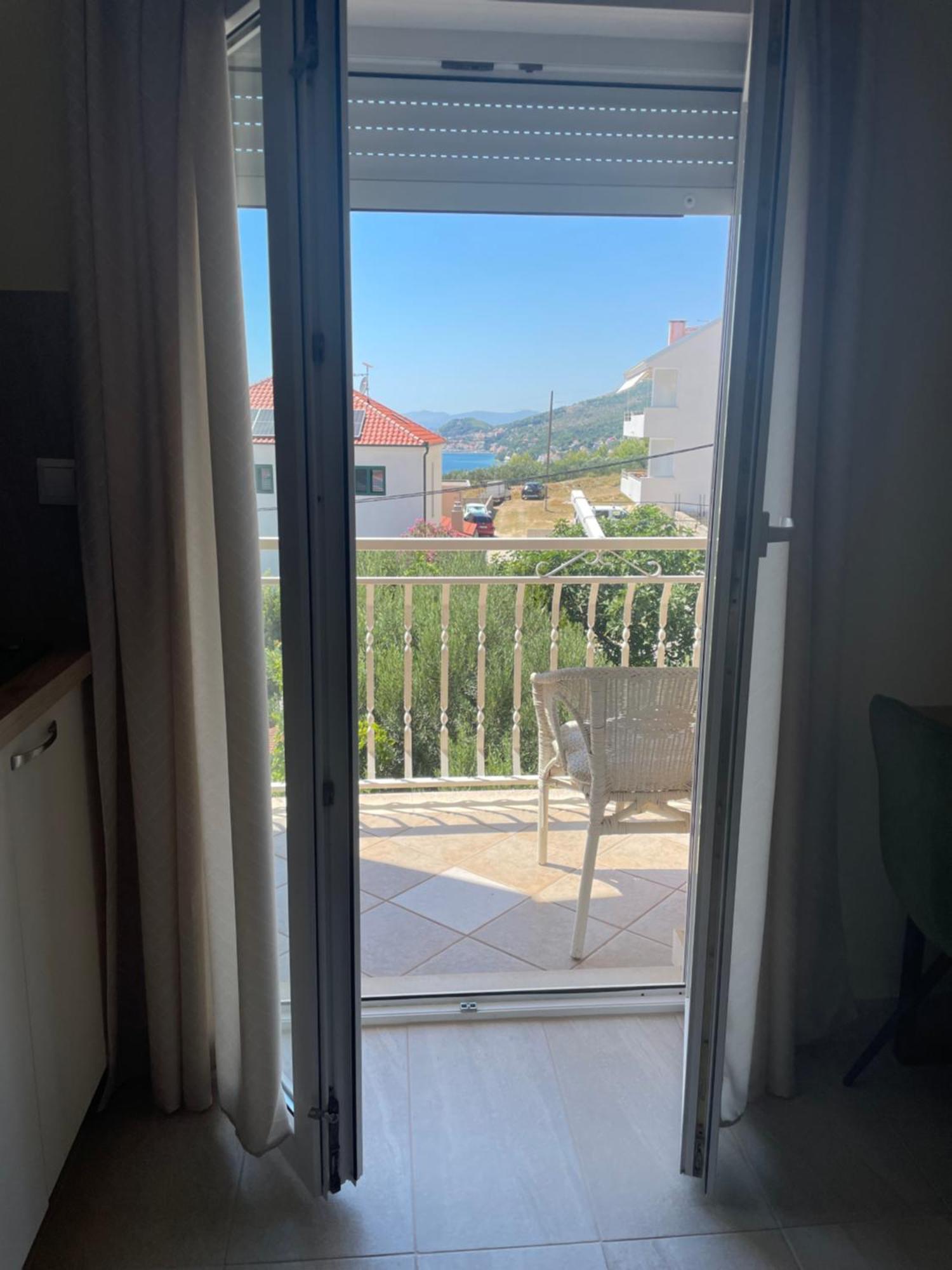 Guest House Adria Dugi Rat Bagian luar foto