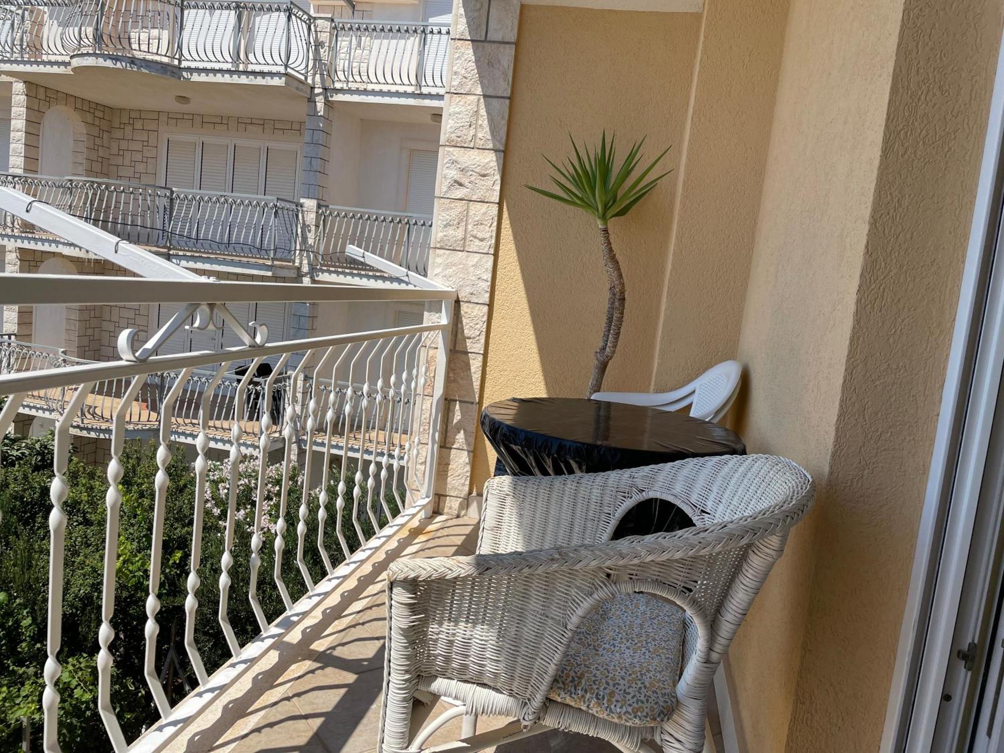 Guest House Adria Dugi Rat Bagian luar foto